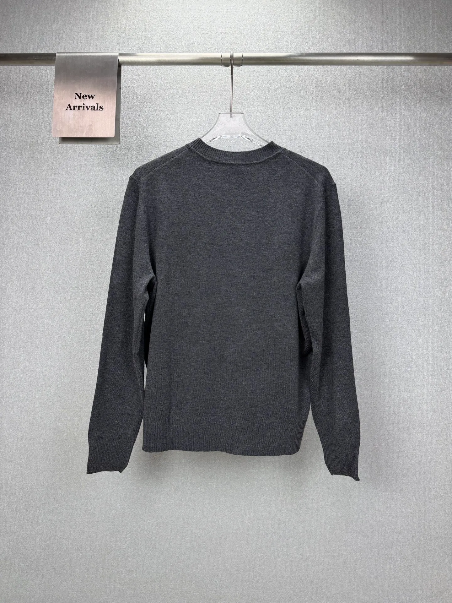 (top version) Ami 2026 New Arrival Classic love logo embroidered on the chest round neck knitted sweater for couples 🔥High version🔥High version🔥 Cashmere blended material, skin-friendly, non-sticky, no pilling, very soft to the touch, super comfortable, fashionable and individual, super Versatile and beautiful knitted sweater, very suitable for both men and women, a must-have for everyone, packaging, tag, collar label, washed wheat Complete 👍 Color: Gray Size: S-XL
